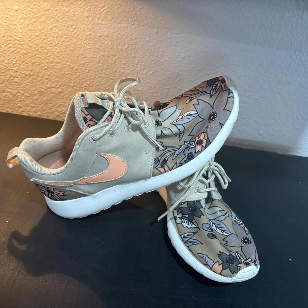 Nike Roshe One Aloha sneakers 2015 Women Size 8 Beige, Coral, And Flowers